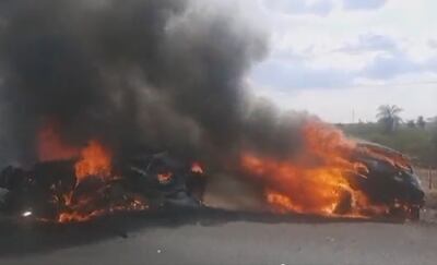 Vehículos colisionaron y se incendiaron en Quiindy. (captura de pantalla).