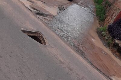El agujero representa un peligro para los vehículos y personas que pasan por la zona.