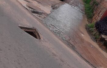 El agujero representa un peligro para los vehículos y personas que pasan por la zona.