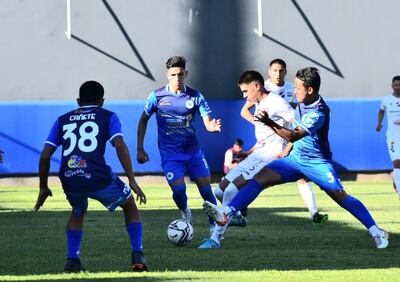 Francisco Morel trata de llevarse el balón ante la marca de tres jugadores del 12 de Octubre