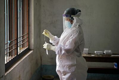 Una enfermera guarda una muestra para analizar la presencia de coronavirus. Mientras, en WhatsApp circula un falso test para detectar el covid.