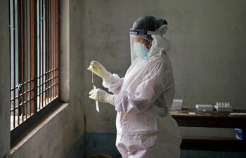 Una enfermera guarda una muestra para analizar la presencia de coronavirus. Mientras, en WhatsApp circula un falso test para detectar el covid.