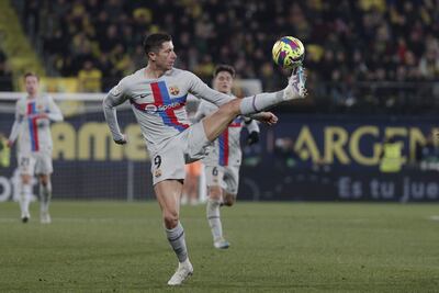 El delantero polaco del FC Barcelona Robert Lewandowski controla el balón durante un partido de la Liga española.