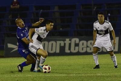Rojas controla la pelota, durante el partido ante Sol de América.