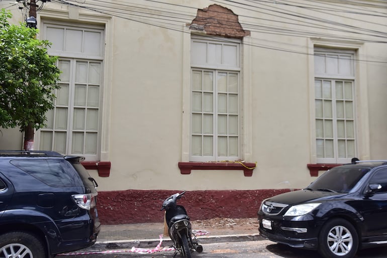 El desprendimiento ocurrió en la fachada de la escuela que da a la calle 14 de mayo del microcentro asunceno.