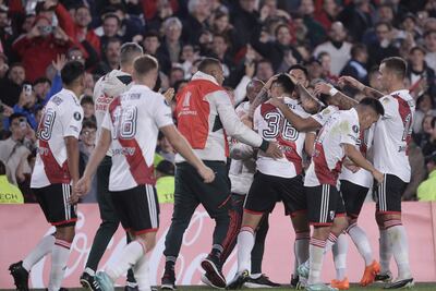 Pablo Solari (c) de River celebra un gol hoy, en un partido de la fase de grupos de la Copa Libertadores entre River Plate y Sporting Cristal en el estadio Más Monumental en Buenos Aires (Argentina).