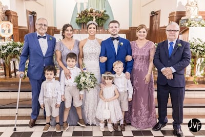 Los novios con el cortejo y sus padrinos Mario Ortiz y Aurora Mosqueda; Estela Luraschi y Eduardo Pérez.