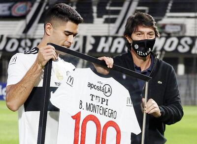 Brian Montenegro recibió el reconocimiento antes del juego por sus 100 partidos en Olimpia, en dos etapas.