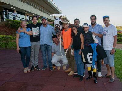 Mr Manevy es recibido en la herradura por los allegados a la caballeriza Don Rubi. El alazán se impuso a un interesante lote.