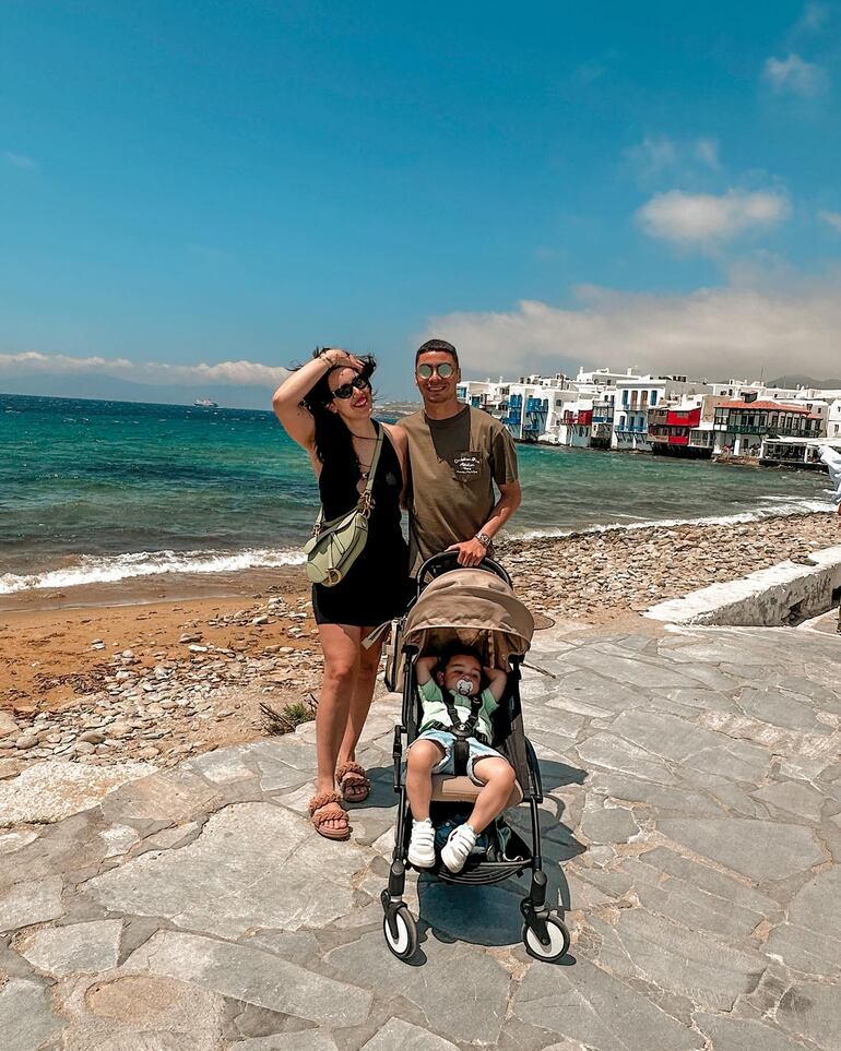 Miguel Almirón y Alexia Notto paseando con su hijo Francesco por la isla de Mykonos. (Instagram/Alexia Notto)