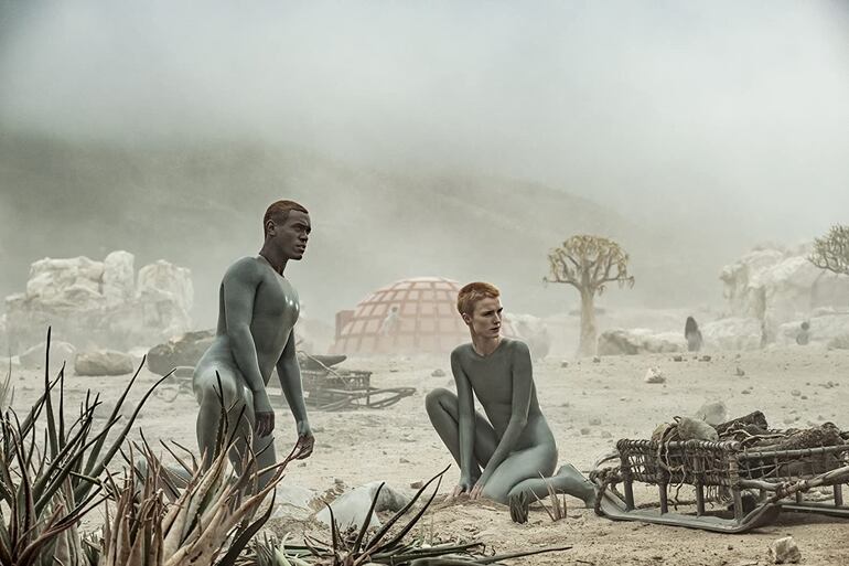 Abubakar Salim y Amanda Collin protagonizan "Raised by Wolves".