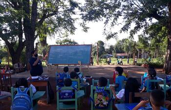 Los niños deben dar clases bajo los árboles en Itauguá.