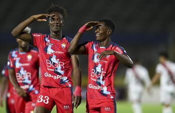 Norman Micolta (i) de El Nacional celebra con sus compañeros tras anotar un gol, durante un partido por la primera ronda de la Copa Libertadores entre El Nacional de Ecuador y el Nacional Potosí de Bolivia, en el Estadio Olímpico Atahualpa, en Quito (Ecuador). EFE/ José Jácome