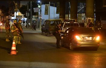 Militares y policías controlan debajo del viaducto de Calle Última en la madrugada de este domingo 14 de marzo de 2021.