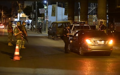 Militares y policías controlan debajo del viaducto de Calle Última en la madrugada de este domingo 14 de marzo de 2021.
