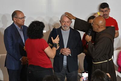El candidato presidencial y exmandatario, Lula da Silva recibe la bendición de un líder religioso, durante una mitin. (AFP)