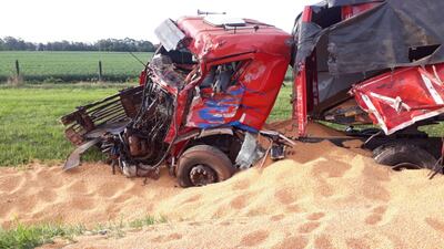 Uno de los camiones implicados en el choque estaba cargado con granos.