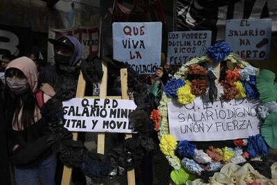 Miebros de organizaciones sociales protestan en Argentina. (AFP)