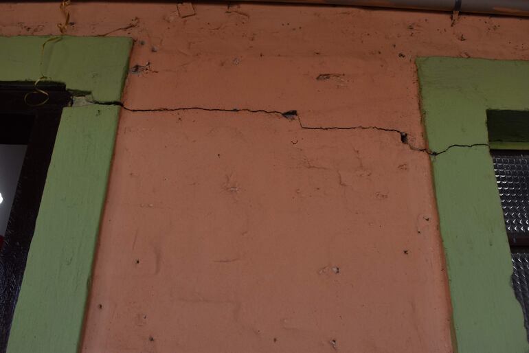 Enormes rajaduras en las paredes de la Escuela Oñondivepa de la ciudad de San Antonio y que pone en peligro la estructura.