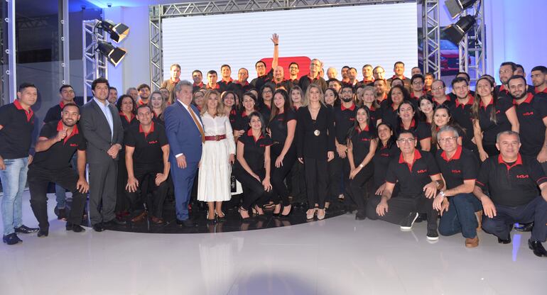 Directivos del Grupo Garden junto a colaboradores de la empresa de CDE.