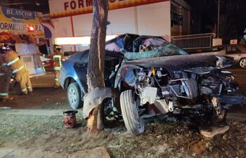 En estas condiciones quedó el automóvil y su conductor fue derivado al Hospital de Trauma.