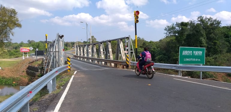 Puente sobre el arroyo Yukyry, en el límite  entre Areguá y Capiatá. Fue una obra del Ministerio de Obras Públicas y permite el paso en un solo sentido.