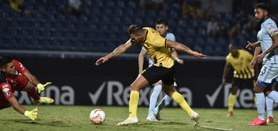 Raúl Bobadilla, delantero aborigen,  intenta una definición ante el arquero de Bolívar, Javier Rojas. El Aborigen se impuso 2-0 al cuadro boliviano por  Libertadores.