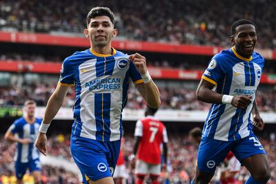 El delantero paraguayo de Brighton, Julio Enciso, celebra después de marcar el primer gol de su equipo durante el partido de fútbol de la Premier League inglesa entre Arsenal y Brighton y Hove Albion en el Emirates Stadium de Londres el 14 de mayo de 2023.