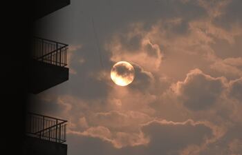 Vista de esta mañana de lunes del cielo "nublado" en el que el sol se observa prácticamente cubierto.