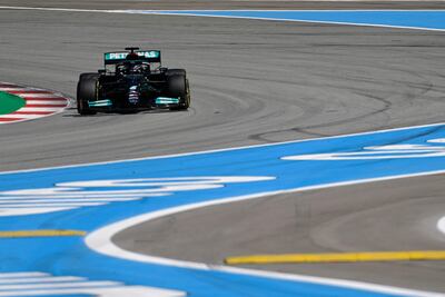 El Mercedes de Lewis Hamilton durante la sesión de clasificación en el Circuito de Catalunya.