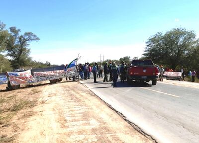 Cierre de la Transchaco por indígenas guarani ñandéva.
