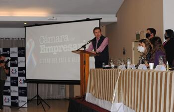 El ministro Luis Alberto Castiglioni se dirigió a los presentes durante la presentación del proyecto de apoyo a empresas exportadoras.