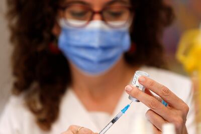 Imágenes de la campaña de vacunación contra el Covid-19 en el Hospital de San Juan de Alicante, España.