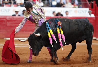 Fotografía de archivo del torero mexicano Arturo Macias durante la lidia de un toro el 20 de febrero del 2022 en la Plaza de Toros México, en Ciudad de México (México). Un juez federal ordenó este viernes suspender, de manera inmediata, todo tipo de actividades y espectáculos taurinos en la Plaza México, ubicada en la alcaldía Benito Juárez, en la capital mexicana, esto luego de un amparo promovido por una ONG.