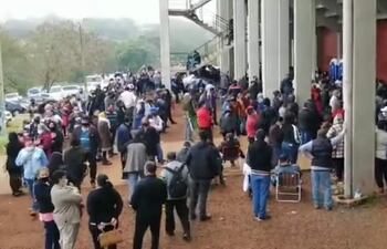 Una gran cantidad de personas se agolpó este fin de semana en el único vacunatorio habilitado en Ciudad del Este.