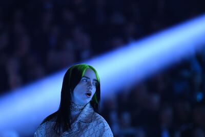 Billie Eilish actúa durante la gala de los premios Grammy, el domingo.