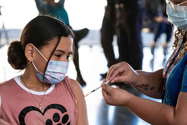 Una adolescente recibe una dosis de la vacuna contra la covid-19 en San José, Costa Rica.