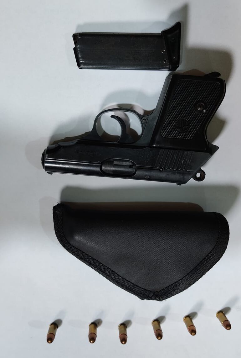 Pistola incautada en poder del aprehendido.