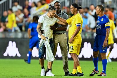 Un aficionado ingresó al campo para saludar a su ídolo Ronaldinho Gaúcho. Observa Cafú, capitán del equipo comandado por Roberto Carlos.