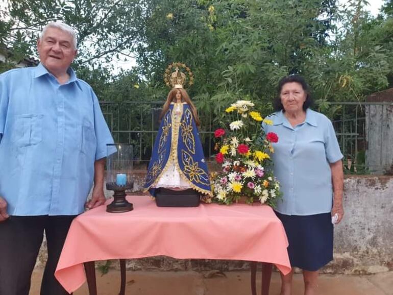 Familia Armoa, miembros de la comisión vecinal que fundó la capilla hace 65 años.