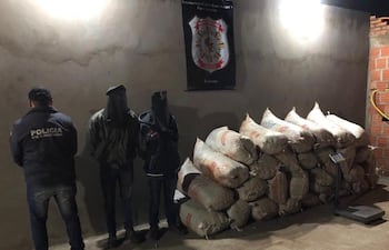 Benigno Paredes Mongelós (30) y Luis Alberto Díaz (28), detenidos con una carga de 512 kilos de marihuana.