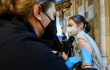 Una mujer recibe una vacuna de la Covid en Viena, en una fotografía de archivo.