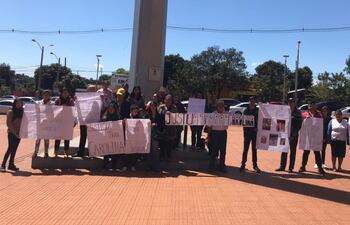 Los familiares de la víctima Carolina Marecos Samudio vinieron desde Paraguarí para acompañar el juicio.