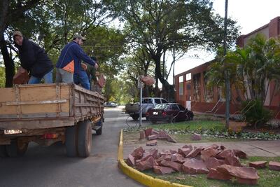Un grupo de cantereros de San Juan Bautista, Misiones arrojó piedras frente al local de la Municipalidad local.