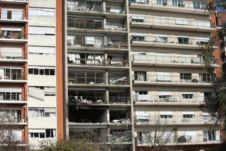 Fachada de un edificio el cual ha sufrido una explosión, por causas que aún se desconocen, hoy, en Montevideo (Uruguay). 