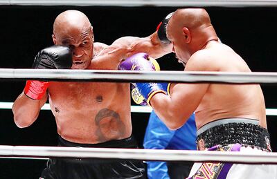 Tremendo golpe de izquierda de Mike Tayson a Roy Jones Jr. en la pelea de exhibición (EFE).