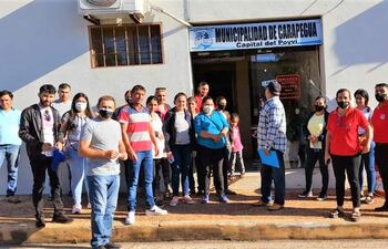 Padres de familia que acudieron a la Municipalidad de Carapeguá para solicitar que se amplie la distribución de almuerzo escolar, hasta último día de clases.