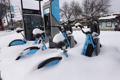 Bicicletas parcialmente enterradas en nieve en Chicago, Illinois, el pasado martes.