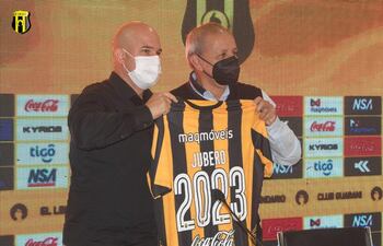 El técnico español Fernando Jubero y el titular de Guaraní, Juan Alberto Acosta.