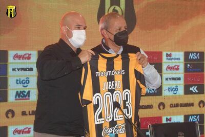 El técnico español Fernando Jubero y el titular de Guaraní, Juan Alberto Acosta.